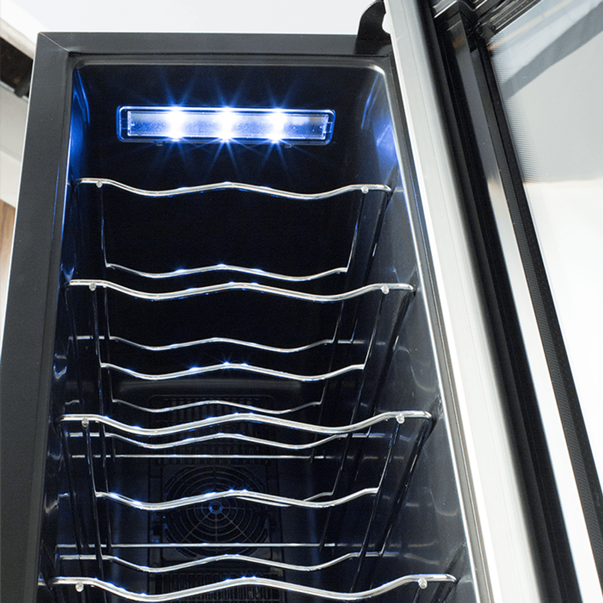 Adega-climatizada-12-garrafas-Electrolux-preta_ACS12_04