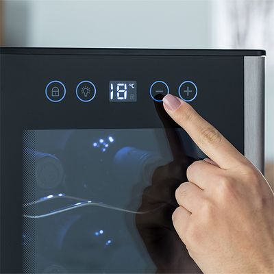 Adega-climatizada-12-garrafas-Electrolux-preta_ACS12_11