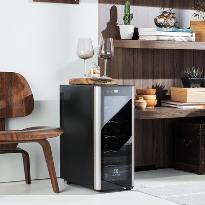 Adega-climatizada-12-garrafas-Electrolux-preta_ACS12_16
