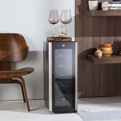 Adega-climatizada-12-garrafas-Electrolux-preta_ACS12_17