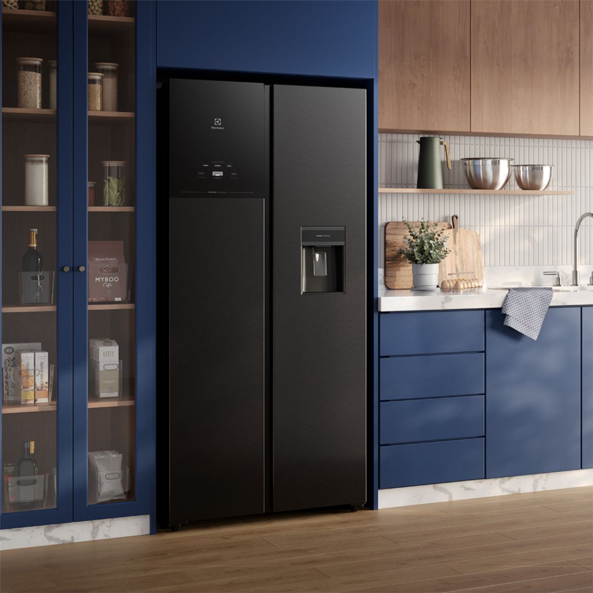 Refrigerator_ERS44F3Q5BB_Environment_Square_Electrolux_Portuguese-1000x1000.raw