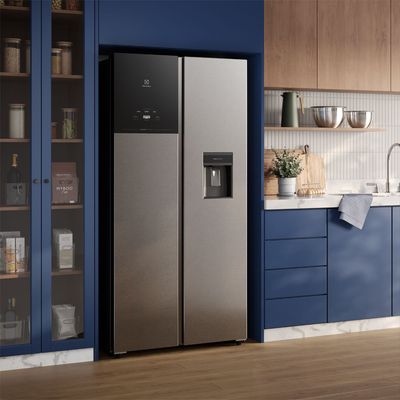 Refrigerator_ERS44F3C5BI_Environment_Square_Electrolux_Spanish-1000x1000.raw