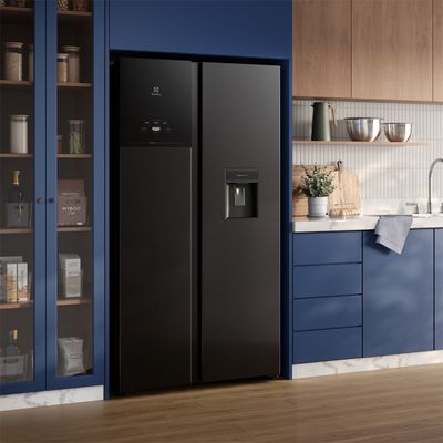 Refrigerator_ERS53F3Q5CB_Environment_Square_Electrolux_Portuguese-1000x1000.raw