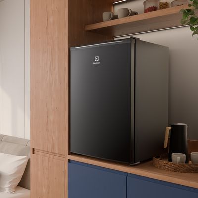 Mini_Freezer_EFU98S3Q6AB_Environment_Square_Spanish-1000x1000
