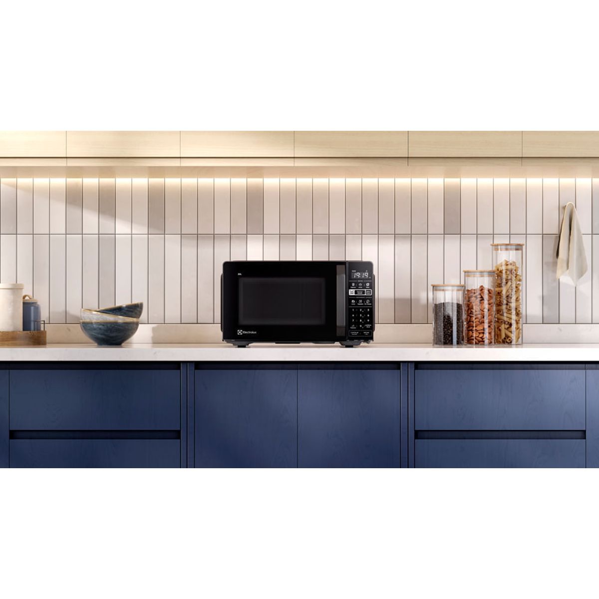 Microwave_ME20AB_Environment_Black_Electrolux_Spanish-1000x563.raw