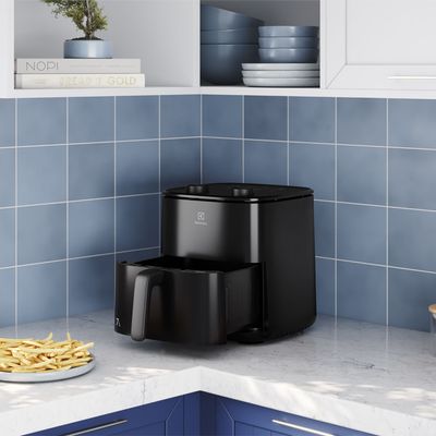 Airfryer_EAF70_Ambience_croped_Eletrolux_Spanish-1000x1000.raw