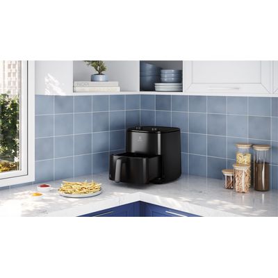 Airfryer_EAF70_Ambience_Eletrolux_Spanish-1000x563.raw